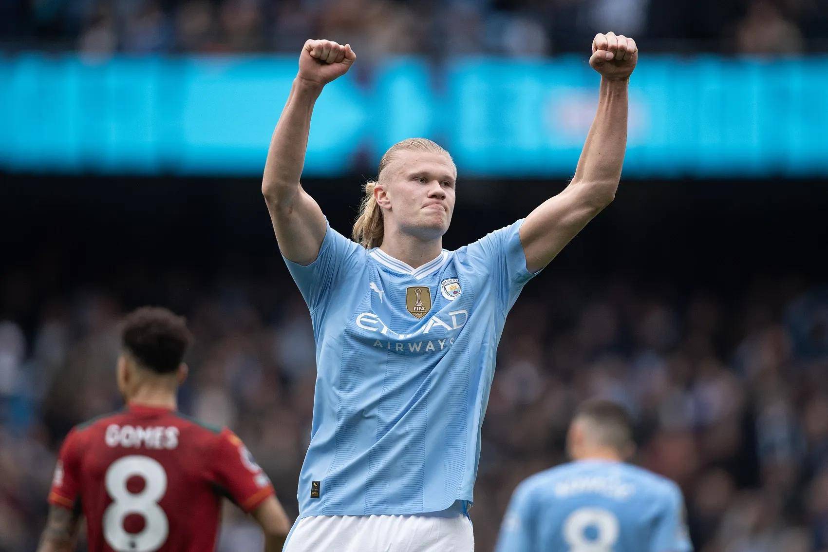 泰州队“苏超”冠军奖杯开启全市巡展，第一站在海陵老街（泰州队“苏超”冠军杯全市巡展启动，首站海陵老街）