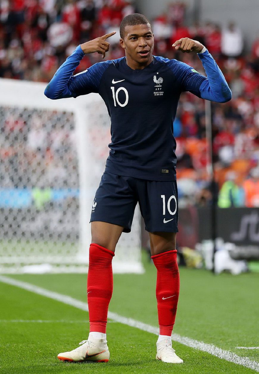 TA：利马传球出色&充满侵略性，他的回归可以丰富曼联打法（TA：利桑德罗传球犀利且富侵略性，复出有望丰富曼联战术）