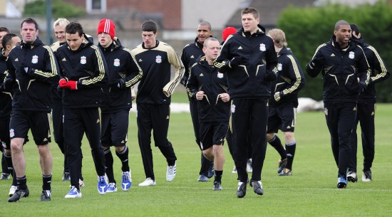 成都蓉城新掌门人徐正源续约并推动三名球员签约，球队迅速崛起，有望争冠。