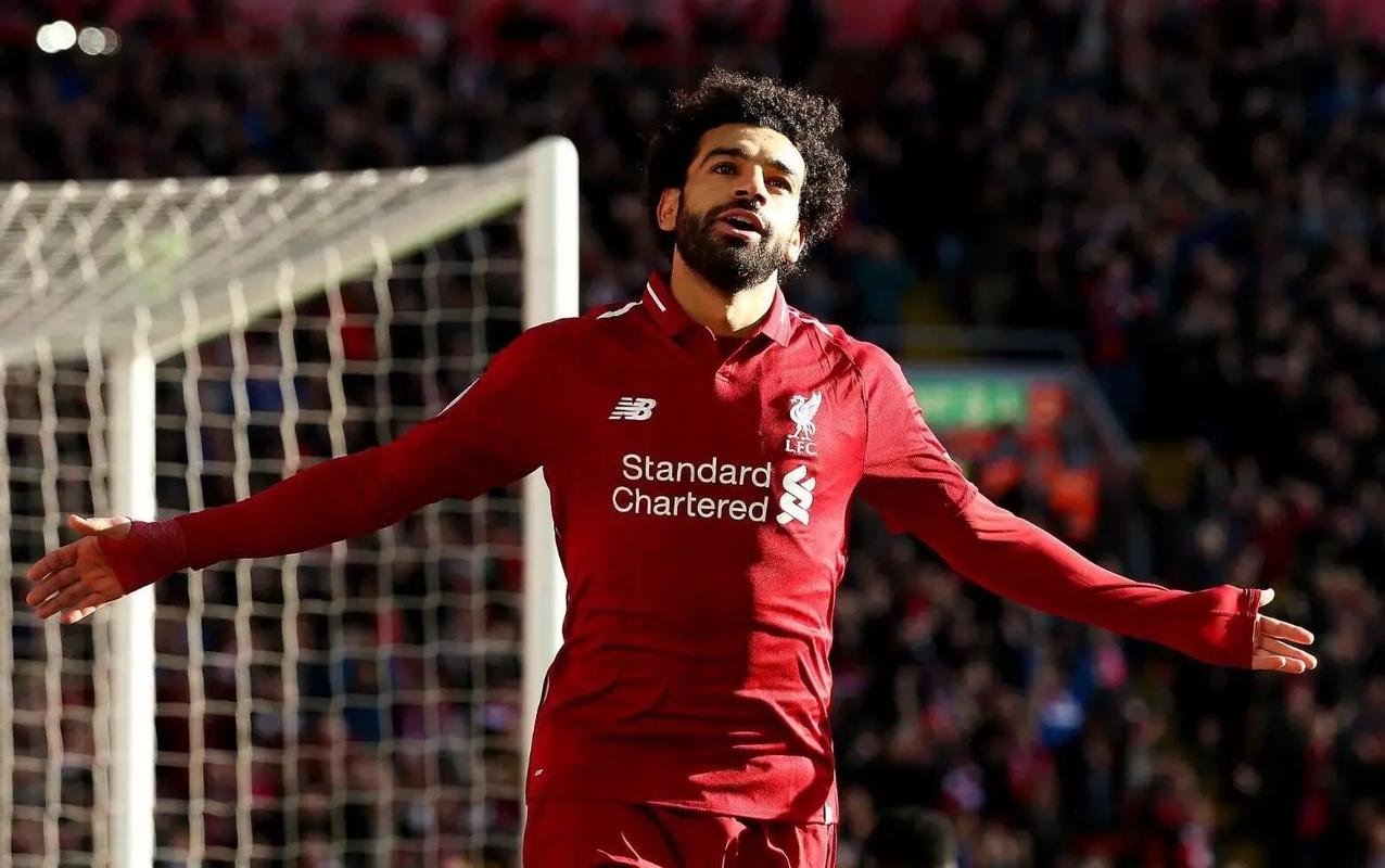 扛起老鹰进攻！亚历山大-沃克半场高效20分带队追分（亚历山大-沃克半场轰20分，领衔老鹰展开追分潮）