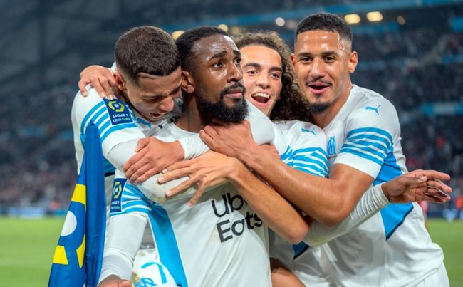 阿斯跟队：德容今天已回归训练，阿劳霍预计将缺战马竞（阿斯随队报道：德容今日复训，阿劳霍或缺席对阵马竞）