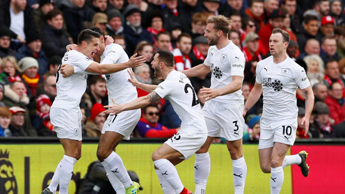 德劳伦蒂斯：在我们这个破主场里，一场只能赚300万欧（德劳伦蒂斯抱怨主场收入：每场仅300万欧）