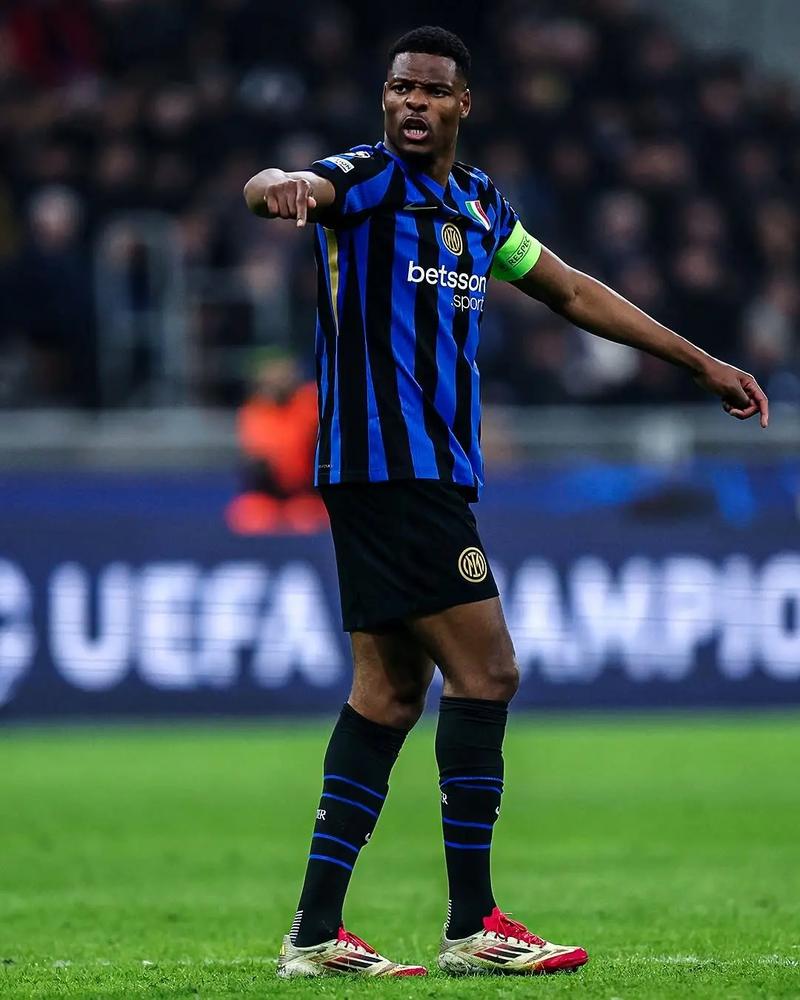 马丁内利：我进球后和马杜埃凯有过交流，我说他的进球更精彩