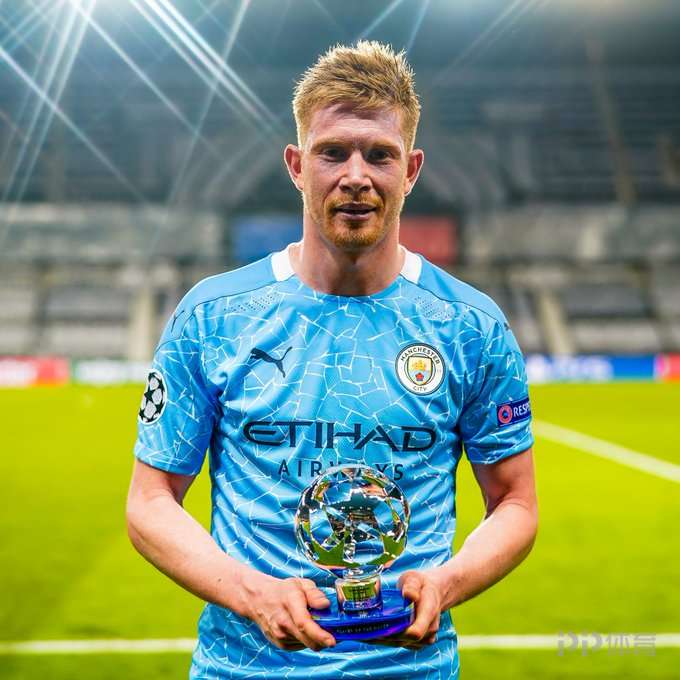 全家福宣，U16国少小将万项加盟塞尔超贝尔格莱德红星俱乐部（塞尔超贝尔格莱德红星官宣签下U16国少万项，全家福合影亮相）