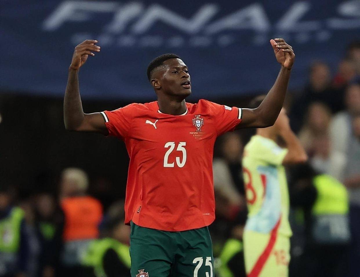 队报：登贝莱抱怨腿筋疼痛，不确定能否首发出战拜仁（队报：登贝莱腿筋不适，出战拜仁首发成疑）