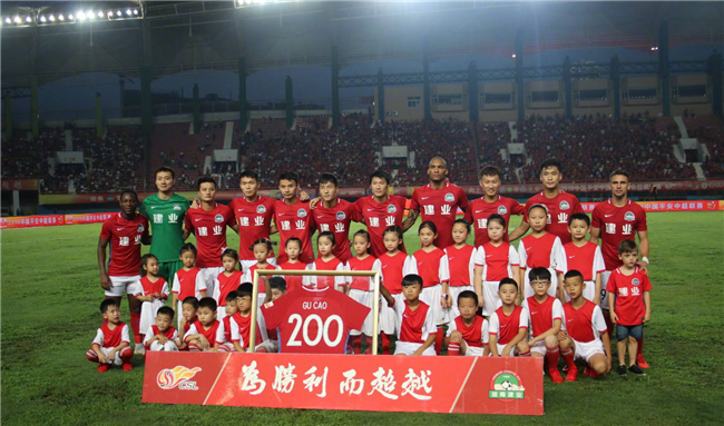 利物浦、曼城和热刺竞逐安托万·塞梅尼奥：英超转会市场的焦点（安托万·塞梅尼奥成英超转会焦点：利物浦、曼城与热刺上演争夺战）