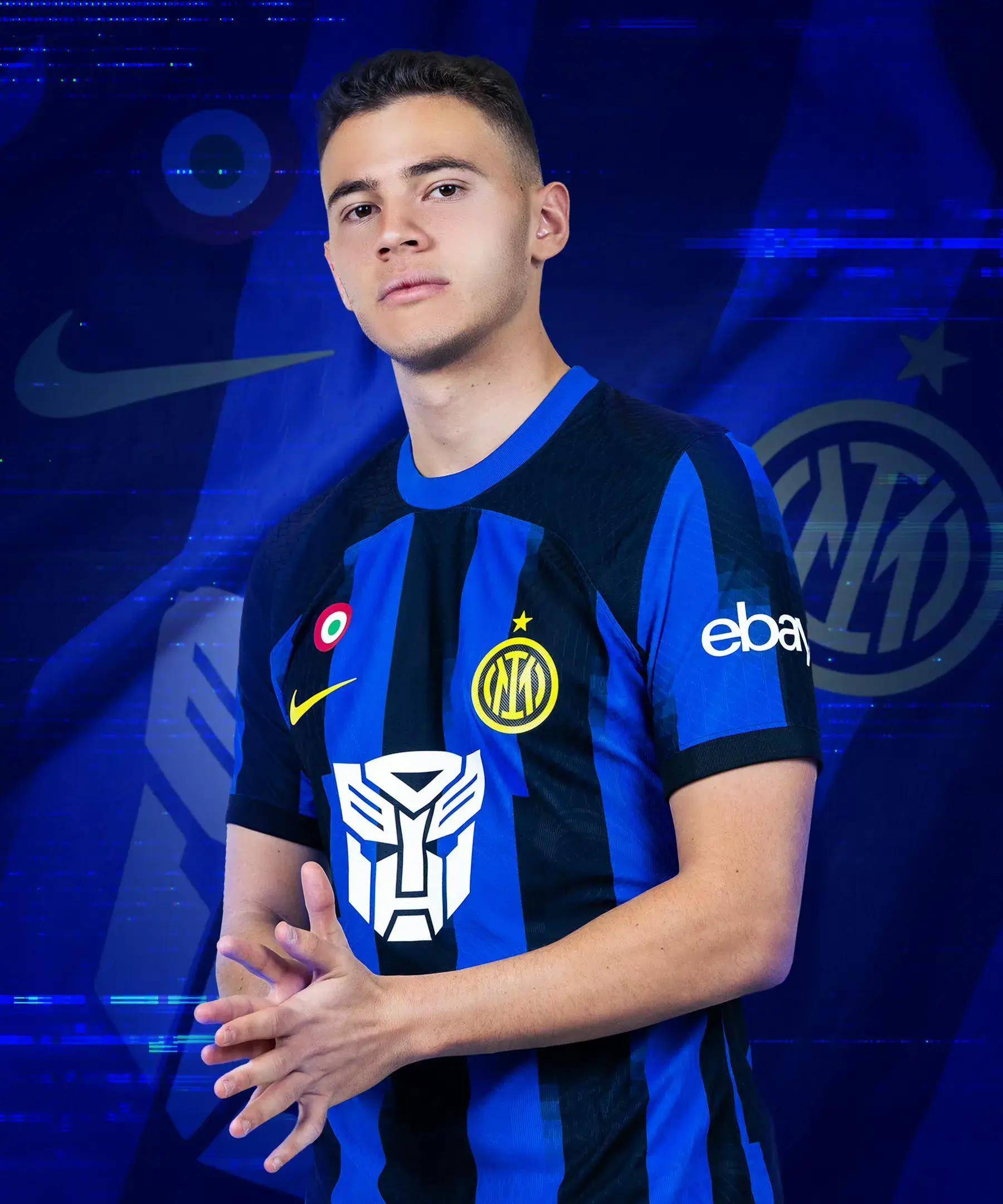 球迷怒喷后蹇韬回应：输球又怎么样？随后被韦世豪、甘超拦下（被球迷怒喷后，蹇韬回怼：输球怎么了？随即被韦世豪、甘超拉住）