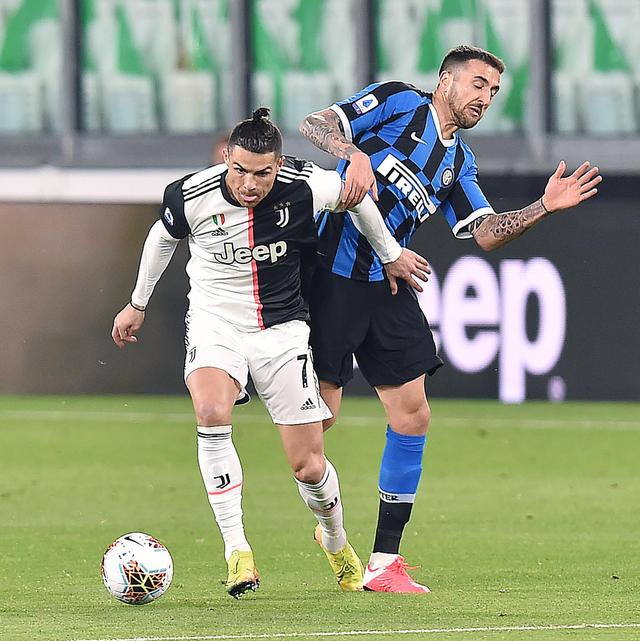 法尔克：曼联和纽卡曾有意沃尔特马德，但他目前不想离开德甲（德媒法尔克：曼联与纽卡曾追求沃尔特马德，球员暂不打算离开德甲）