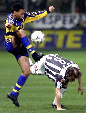 意媒：拜仁天才边锋利契纳或离队，尤文和米兰等队有意争夺（意媒：拜仁新星边锋利契纳或将离队，尤文米兰等队有意竞逐）